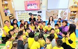 Trẻ mầm non hào hứng trải nghiệm gói bánh chưng