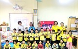 Trẻ mầm non hào hứng trải nghiệm gói bánh chưng