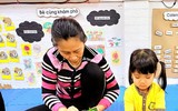 Trẻ mầm non hào hứng trải nghiệm gói bánh chưng