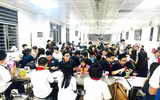 Hình ảnh ấm áp bữa ăn đột xuất trong nhà trường khi học sinh chưa về được nhà