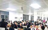Hình ảnh ấm áp bữa ăn đột xuất trong nhà trường khi học sinh chưa về được nhà