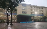 Hình ảnh ấm áp bữa ăn đột xuất trong nhà trường khi học sinh chưa về được nhà