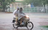 Hình ảnh ấm áp bữa ăn đột xuất trong nhà trường khi học sinh chưa về được nhà