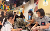 Hình ảnh ấm áp bữa ăn đột xuất trong nhà trường khi học sinh chưa về được nhà