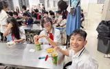 Hình ảnh ấm áp bữa ăn đột xuất trong nhà trường khi học sinh chưa về được nhà