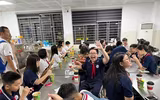 Hình ảnh ấm áp bữa ăn đột xuất trong nhà trường khi học sinh chưa về được nhà