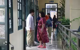 Hình ảnh ấm áp bữa ăn đột xuất trong nhà trường khi học sinh chưa về được nhà