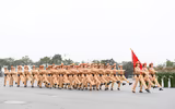 [Ảnh] Giữa ngày đông tháng giá, xem Cảnh sát cơ động mình trần kéo xe tải