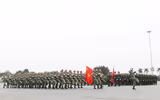 [Ảnh] Giữa ngày đông tháng giá, xem Cảnh sát cơ động mình trần kéo xe tải