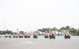 [Ảnh] Giữa ngày đông tháng giá, xem Cảnh sát cơ động mình trần kéo xe tải