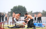 [Ảnh] Giữa ngày đông tháng giá, xem Cảnh sát cơ động mình trần kéo xe tải