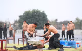 [Ảnh] Giữa ngày đông tháng giá, xem Cảnh sát cơ động mình trần kéo xe tải