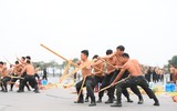 [Ảnh] Giữa ngày đông tháng giá, xem Cảnh sát cơ động mình trần kéo xe tải