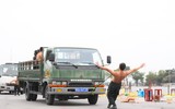 [Ảnh] Giữa ngày đông tháng giá, xem Cảnh sát cơ động mình trần kéo xe tải