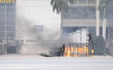[Ảnh] Giữa ngày đông tháng giá, xem Cảnh sát cơ động mình trần kéo xe tải