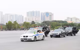 [Ảnh] Giữa ngày đông tháng giá, xem Cảnh sát cơ động mình trần kéo xe tải