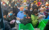 Bữa cơm ấm tình người giữa ngày đông giá