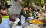 Bữa cơm ấm tình người giữa ngày đông giá