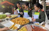 Bữa cơm ấm tình người giữa ngày đông giá