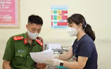 Ngắm nữ cán bộ y tế Cảnh sát cơ động xinh đẹp tiêm vaccine cho đồng đội
