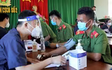 Ngắm nữ cán bộ y tế Cảnh sát cơ động xinh đẹp tiêm vaccine cho đồng đội