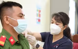 Ngắm nữ cán bộ y tế Cảnh sát cơ động xinh đẹp tiêm vaccine cho đồng đội