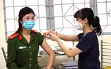 Ngắm nữ cán bộ y tế Cảnh sát cơ động xinh đẹp tiêm vaccine cho đồng đội