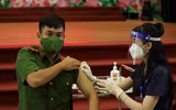 Ngắm nữ cán bộ y tế Cảnh sát cơ động xinh đẹp tiêm vaccine cho đồng đội