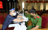 Ngắm nữ cán bộ y tế Cảnh sát cơ động xinh đẹp tiêm vaccine cho đồng đội