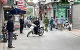 Hình ảnh người chiến sỹ áo xanh ở 'tâm dịch' Phú Đô