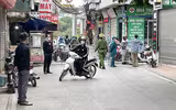 Hình ảnh người chiến sỹ áo xanh ở 'tâm dịch' Phú Đô