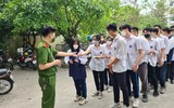  Công an Hà Nội miệt mài cấp định danh điện tử cho công dân trong dịp nghỉ lễ