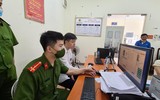  Công an Hà Nội miệt mài cấp định danh điện tử cho công dân trong dịp nghỉ lễ