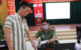 Hình ảnh lực lượng Công an triển khai cấp CCCC gắn chíp cho phạm nhân được đặc xá