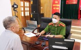 Hình ảnh lực lượng Công an triển khai cấp CCCC gắn chíp cho phạm nhân được đặc xá