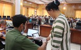 Hình ảnh lực lượng Công an triển khai cấp CCCC gắn chíp cho phạm nhân được đặc xá