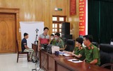 Hình ảnh lực lượng Công an triển khai cấp CCCC gắn chíp cho phạm nhân được đặc xá