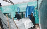 Trung đoàn Cảnh sát cơ động Trung bộ khẩn trương giúp dân khắc phục hậu quả cơn bão Noru