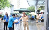 Hình ảnh đẹp người chiến sỹ Công an Thủ đô đồng hành cùng mùa thi tốt nghiệp THPT Quốc gia 2024