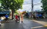 Hình ảnh đẹp người chiến sỹ Công an Thủ đô đồng hành cùng mùa thi tốt nghiệp THPT Quốc gia 2024