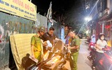 Sáu tổ công tác Công an phường Từ Liêm xuyên đêm tổng kiểm tra hành chính địa bàn