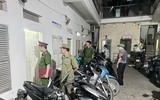Sáu tổ công tác Công an phường Từ Liêm xuyên đêm tổng kiểm tra hành chính địa bàn