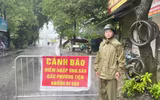Công an phường Xuân Phương đắp đê ngăn nước dâng trong hoàn lưu bão số 10
