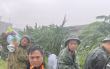 Công an phường Xuân Phương đắp đê ngăn nước dâng trong hoàn lưu bão số 10