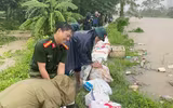 Công an phường Xuân Phương đắp đê ngăn nước dâng trong hoàn lưu bão số 10