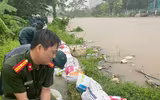 Công an phường Xuân Phương đắp đê ngăn nước dâng trong hoàn lưu bão số 10