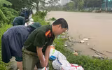 Công an phường Xuân Phương đắp đê ngăn nước dâng trong hoàn lưu bão số 10