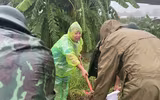 Công an phường Xuân Phương đắp đê ngăn nước dâng trong hoàn lưu bão số 10