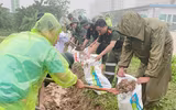 Công an phường Xuân Phương đắp đê ngăn nước dâng trong hoàn lưu bão số 10