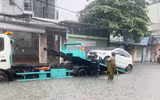 Công an phường Xuân Phương đắp đê ngăn nước dâng trong hoàn lưu bão số 10